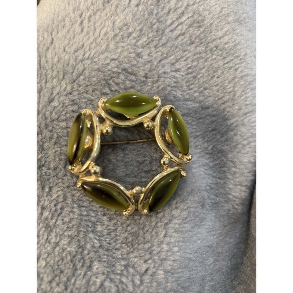 Emmons Vintage 1950s Gold With Green Cabochons Circle Wreath Brooch Lapel Pin